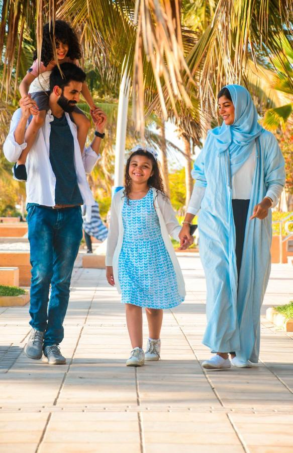 Bay La Sun Hotel And Marina - Emaar King Abdullah Economic City Exterior photo A Bahraini family